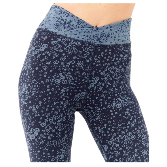 pact | Size: Small | Crossover Leggings | Sustainable | Pattern | Luxury - Picture 3 of 4